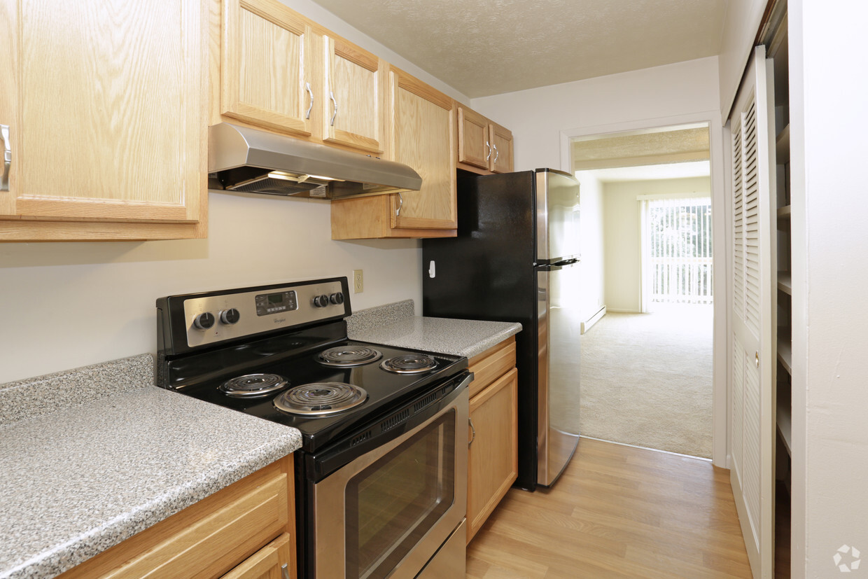 2BR -Town Home Kitchen - Briarcliff Manor Apartments and Townhomes