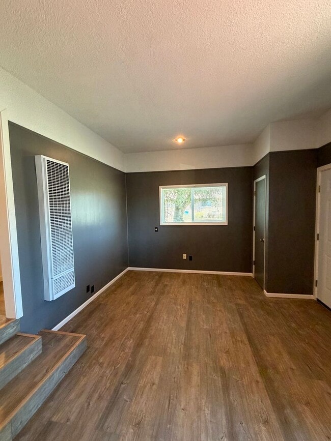 Building Photo - 2.2. miles to Sky Lakes Medical Center and Oregon Institute of Technology, 2bdrm 1 bath duplex