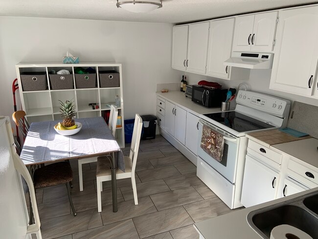 Spacious kitchen - 129 Waverley St