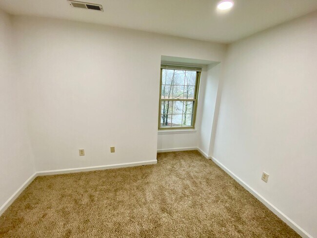 Building Photo - Three-Bedroom Condo in Essex - Water Views!