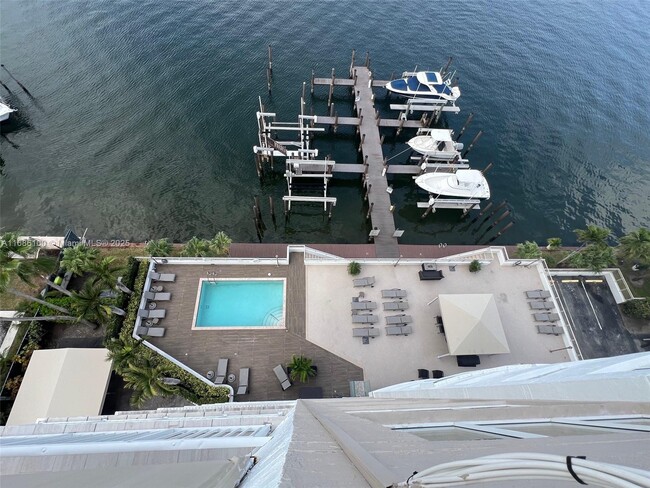 Foto del edificio - 18000 N Bay Rd