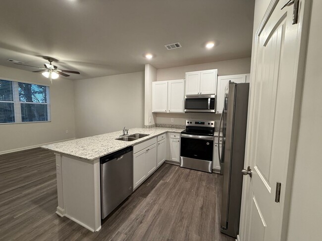 Building Photo - 3 Bedroom, 2.5 Bathroom- Townhouse in Armuchee!!