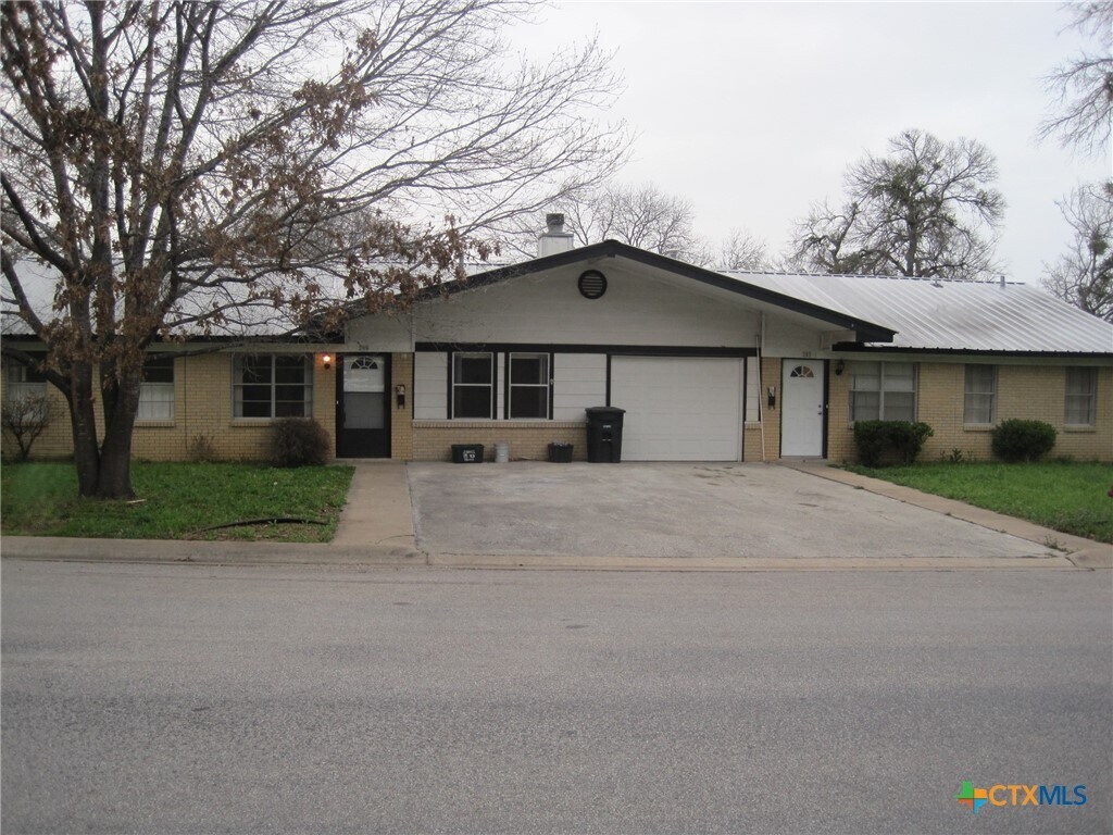 Foto principal - 207 E 2nd St