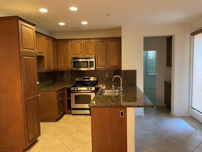 Foto del edificio - Luxurious 2 bed/ 2 bath townhouse in guard...