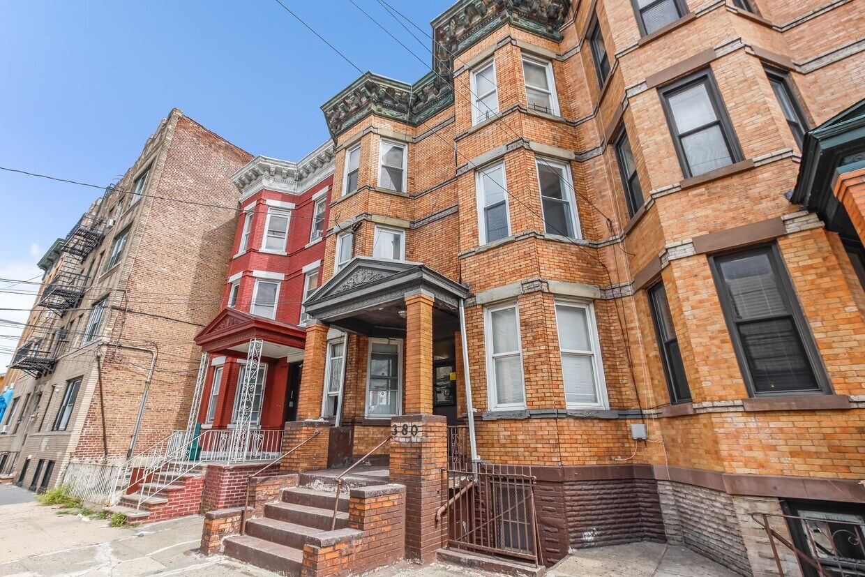 380 BALDWIN Ave Unit 1L, Heights, NJ 07306 Room for Rent in Heights