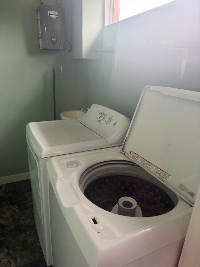 Building Photo - Beautiful 2 bedroom 2.5 bath minutes from Downtown