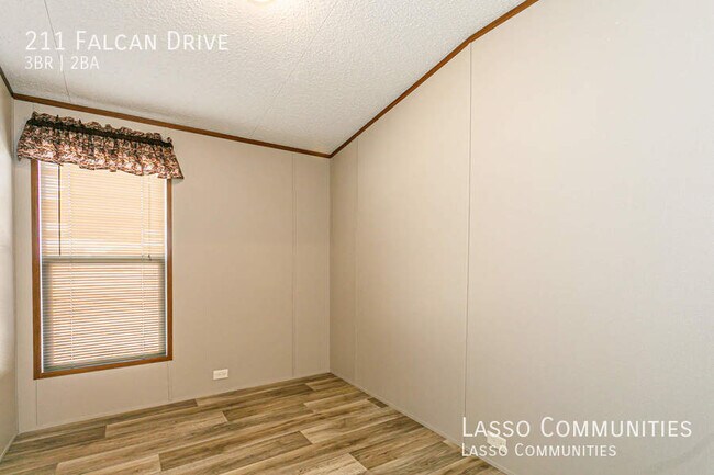 Building Photo - Nearly New modern 3 bed/2 bath          $1299