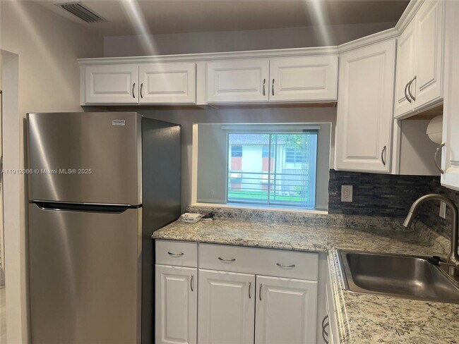 Foto del edificio - 5525 N Lakewood Cir