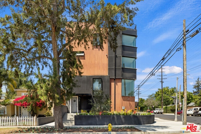 Foto del edificio - 11702 Charnock Rd