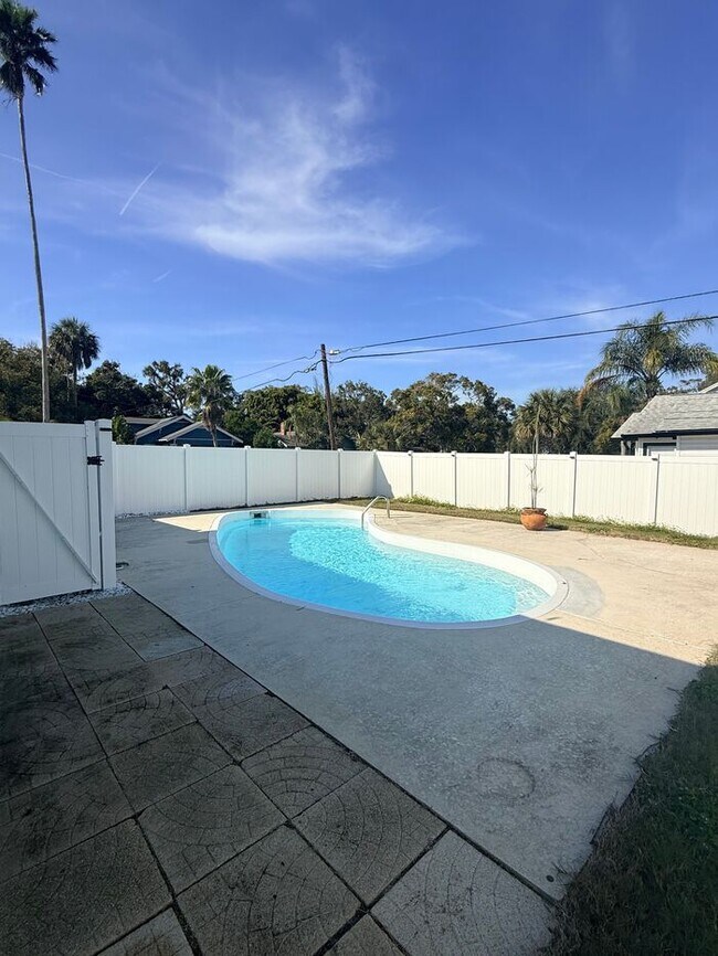 Foto del edificio - Stunning 2BR 2BA SFR w/ Private Pool • 2-Car Garage in Clearwater