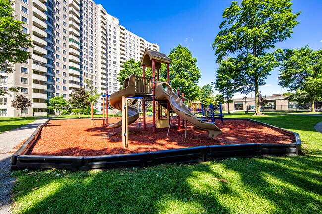 Photo du bâtiment - 1580 Sandhurst Circle