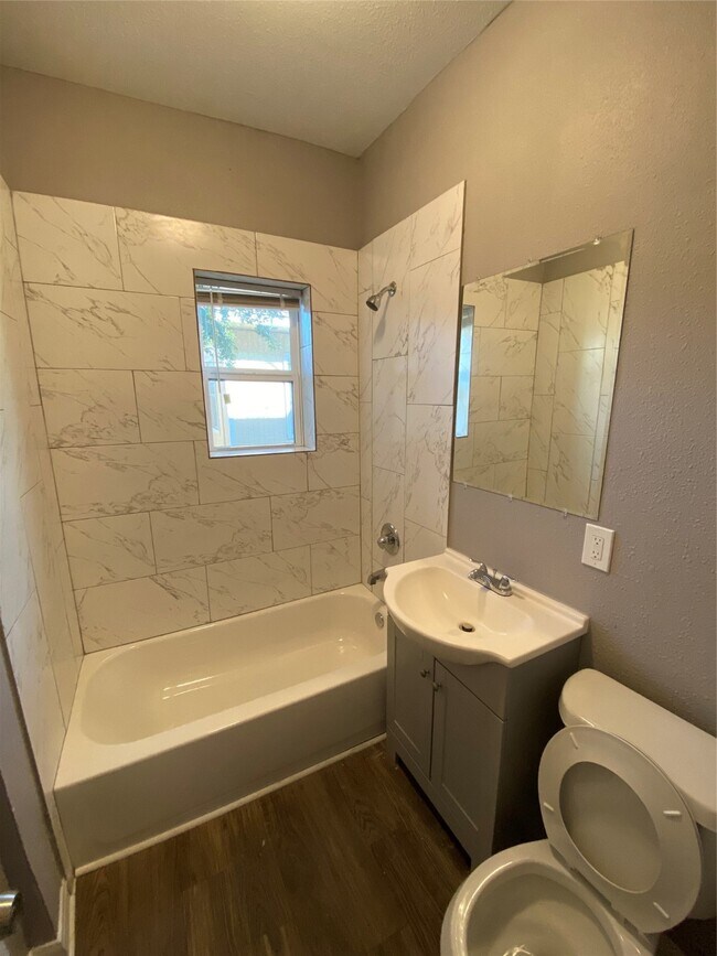 Foto del edificio - 222 Grace St