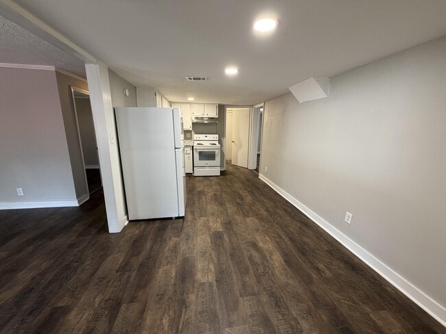 Building Photo - 142 E Forest Dr