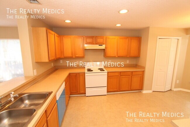 Building Photo - Huge 4 bedroom, 2.5 bath home in East Orlando