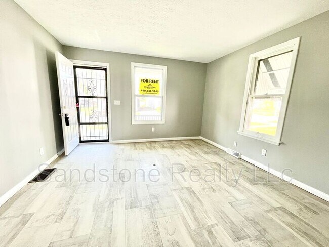 Building Photo - 1047 W 17th St