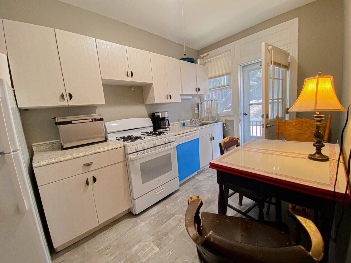 Foto principal - 704 Farmington Ave