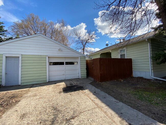 Building Photo - 4 Bed 2 Bath House! Fenced in yard!