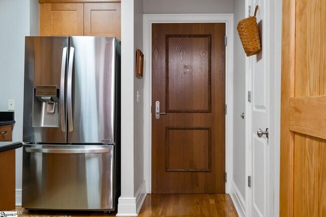 Building Photo - 1 br, 1 bath Condo - 111 E McBee Ave Unit 302