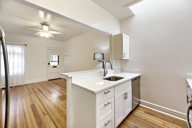 Building Photo - Remodeled Row Home in one of Denver's most desirable neighborhoods of Wash Park!