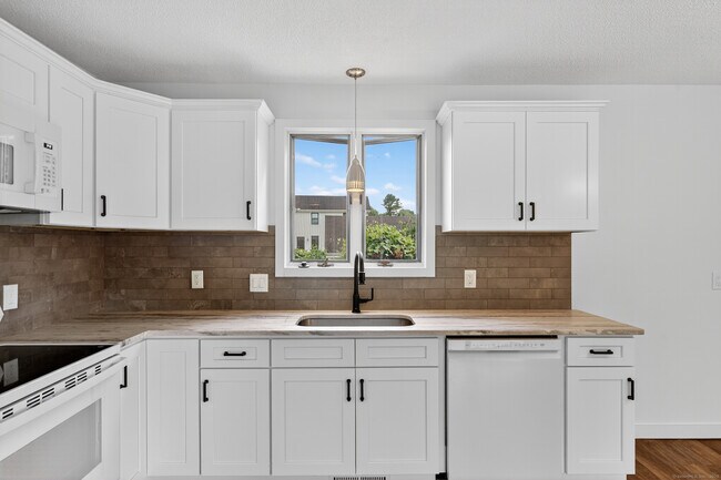 Foto del edificio - 249 Addison Rd