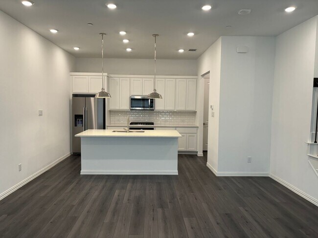 Foto del edificio - BRAND NEW HOUSE  - 3 BED , 3 BATH