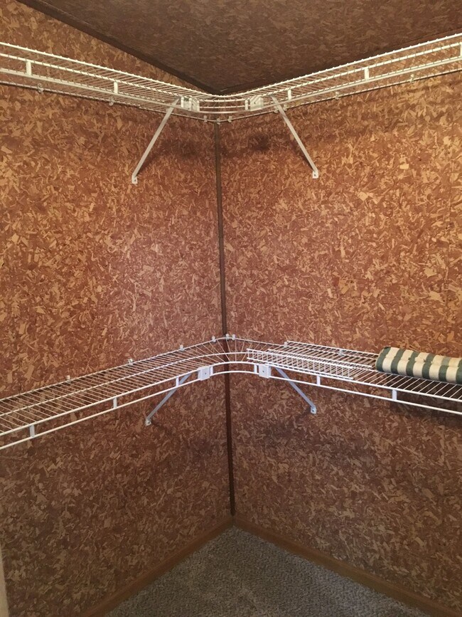 Building Photo - 5 Bedroom, 2.5 bath house with detached la...
