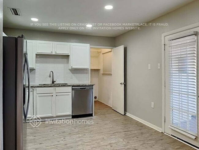 Foto del edificio - 807 Grassy Glen Dr