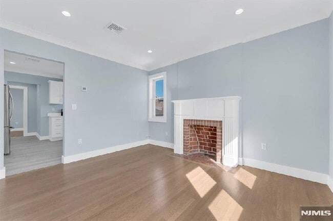 Foto del edificio - Renovated Modern 2 Bedroom -  No Fee
