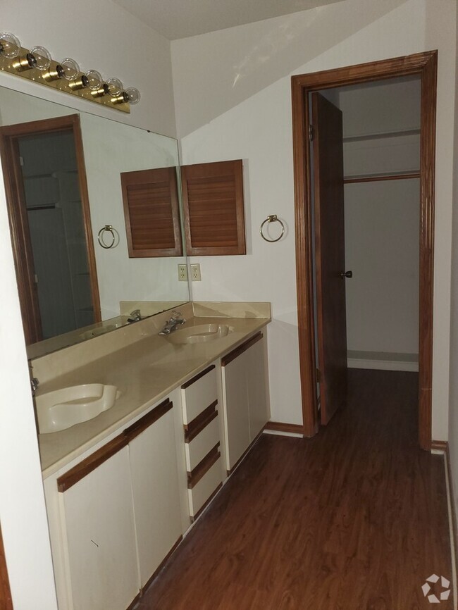 Building Photo - 5403 Palm Valley Dr N