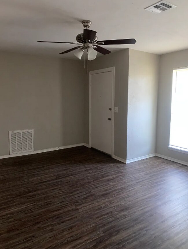 Foto del edificio - Charming 3-Bed, 2-Bath OKC Home with Fenced Yard & Garage!
