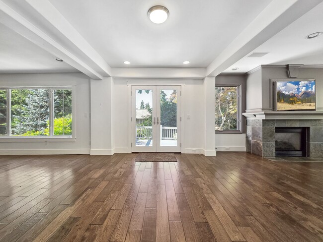 Building Photo - Stunning 4-Bedroom Home with Luxurious Mas...