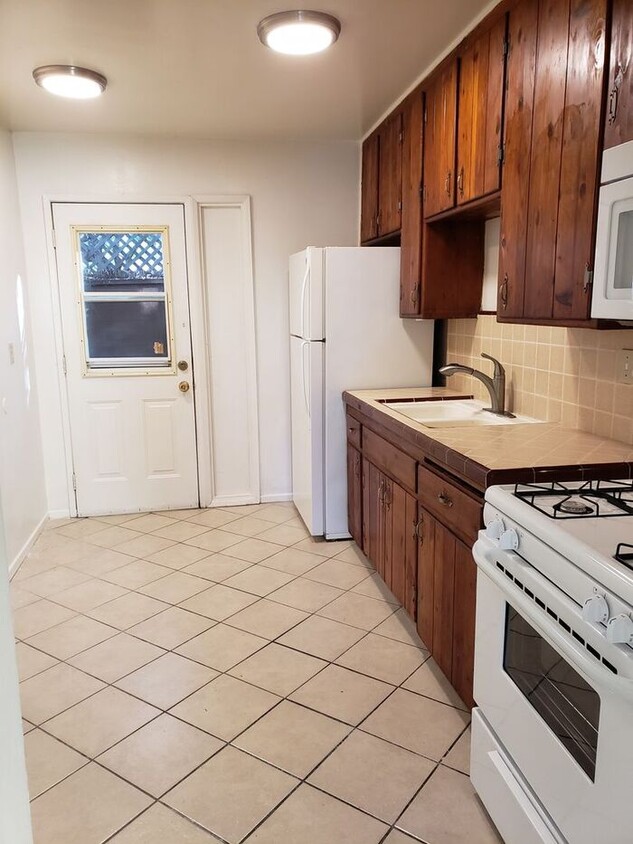 Primary Photo - $1000 Move In Holiday Special!! La Mesa 2b...