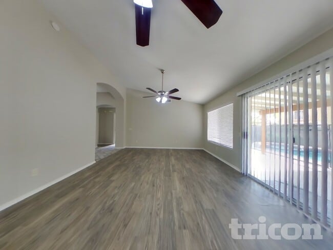 Building Photo - 8621 W Willow Ave