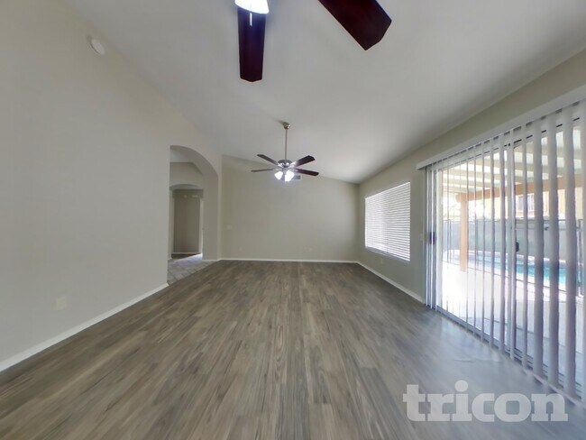 Foto del edificio - 8621 W Willow Ave