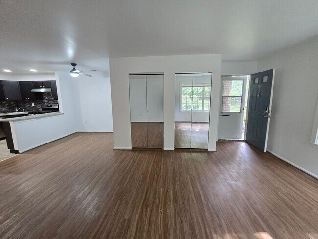 Foto del edificio - Centrally located, freshly painted 2-bedro...