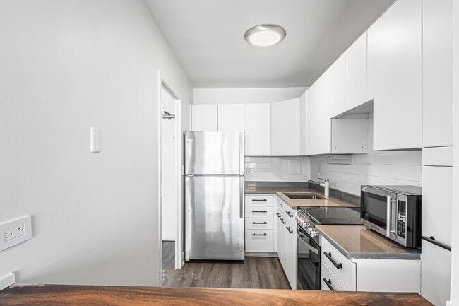 Building Photo - 5757 N Sheridan Rd