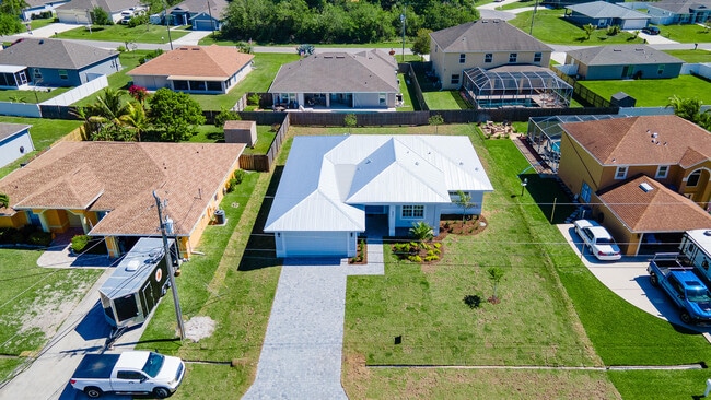 Building Photo - 5271 NW Mayfield Ln
