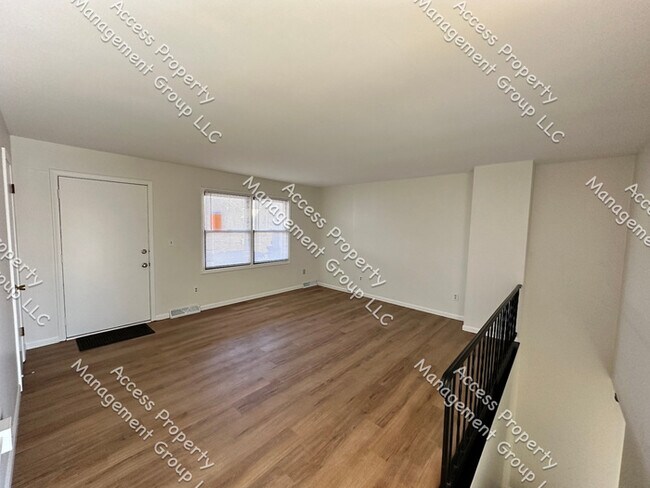 Building Photo - Three Bedroom Two Bathroom SE Side Duplex
