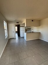 Building Photo - 916 San Pedro Dr SE