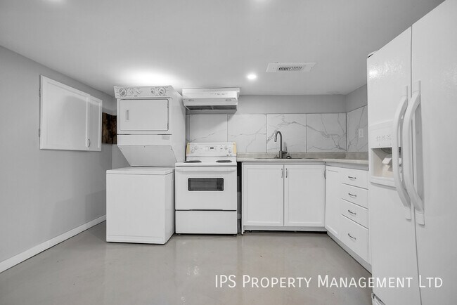 Building Photo - 2 Bed + Den | 1 Bath