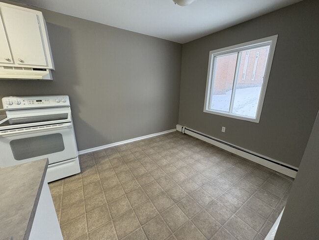 Building Photo - 2 Reading Crescent