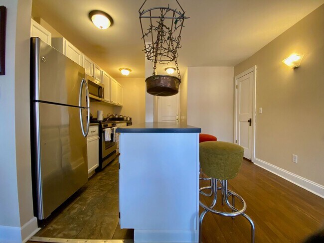 Foto del edificio - One Bedroom - All Utilities Included - Pon...