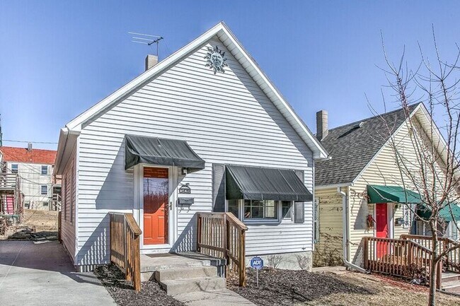 Building Photo - The Cool House Newly Remodeled 1 Bd/1 Ba H...