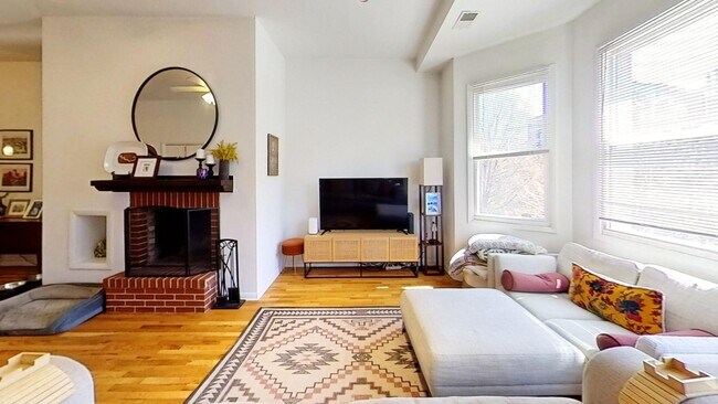 Foto del edificio - Recently Rehabbed Wrigleyville Two Bed Two...