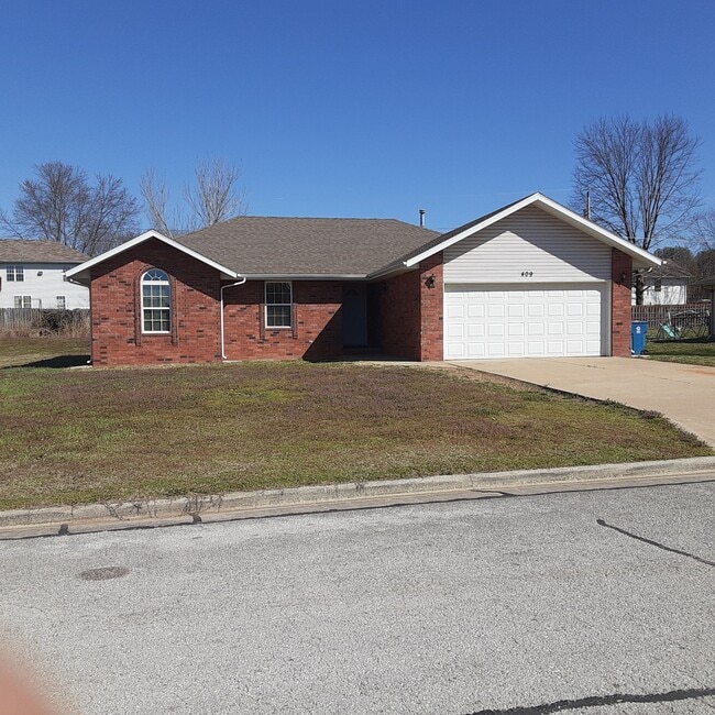 Building Photo - 409 Cedar Ln