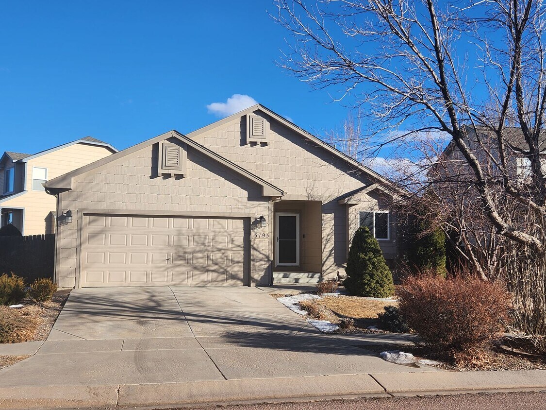 Foto principal - Spacious 4 Bedroom Ranch Style Home