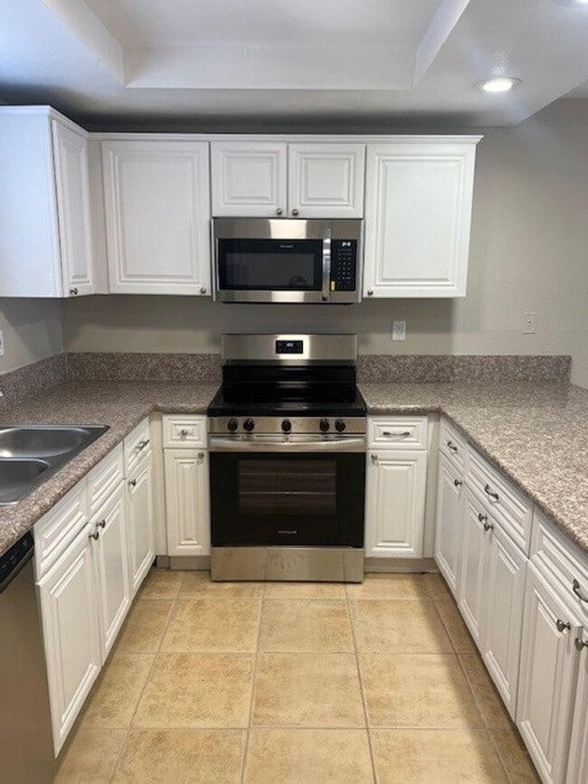 Building Photo - Beautiful Fully Rehabbed Ground Floor Location