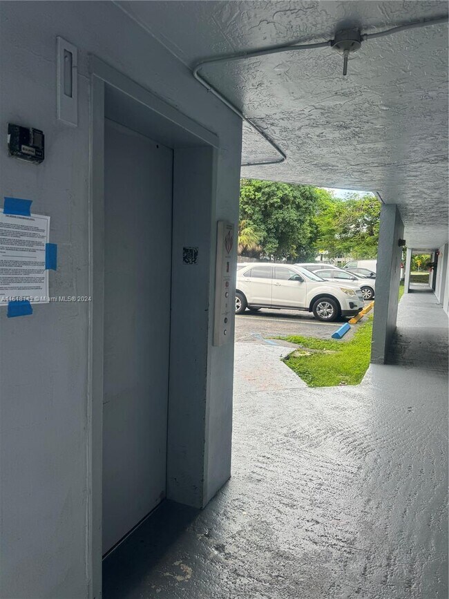 Building Photo - 310 Fontainebleau Blvd