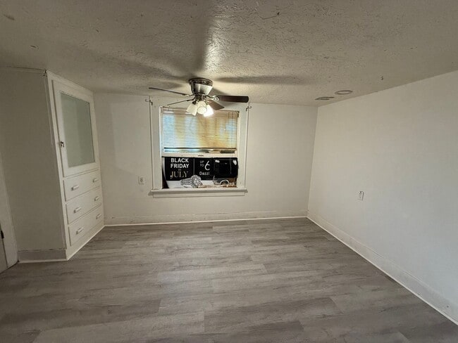 Foto del edificio - 300 E 5th St