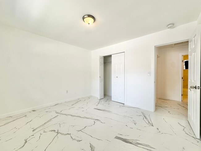 Building Photo - Freshly remodelled 2bed/1bath in a duplex ...